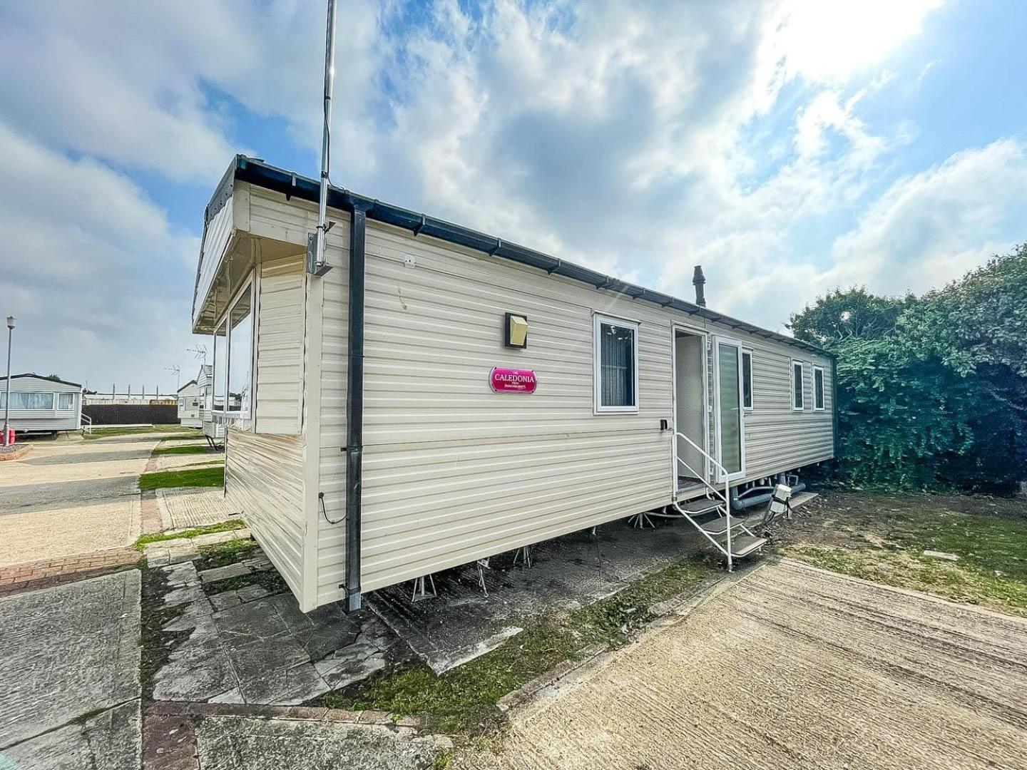 Hotel Cosy 8 Berth Caravan In Essex, Located On Seawick Holiday Park Ref 27830Sw Clacton-on-Sea Exterior foto