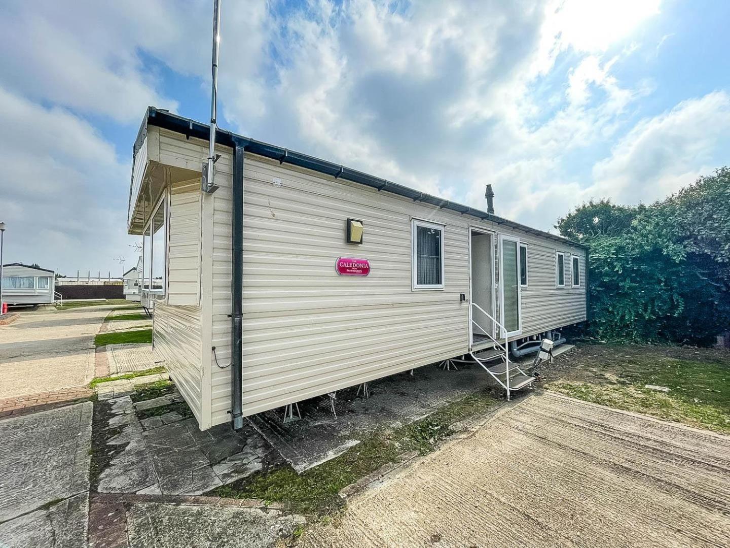 Hotel Cosy 8 Berth Caravan In Essex, Located On Seawick Holiday Park Ref 27830Sw Clacton-on-Sea Exterior foto