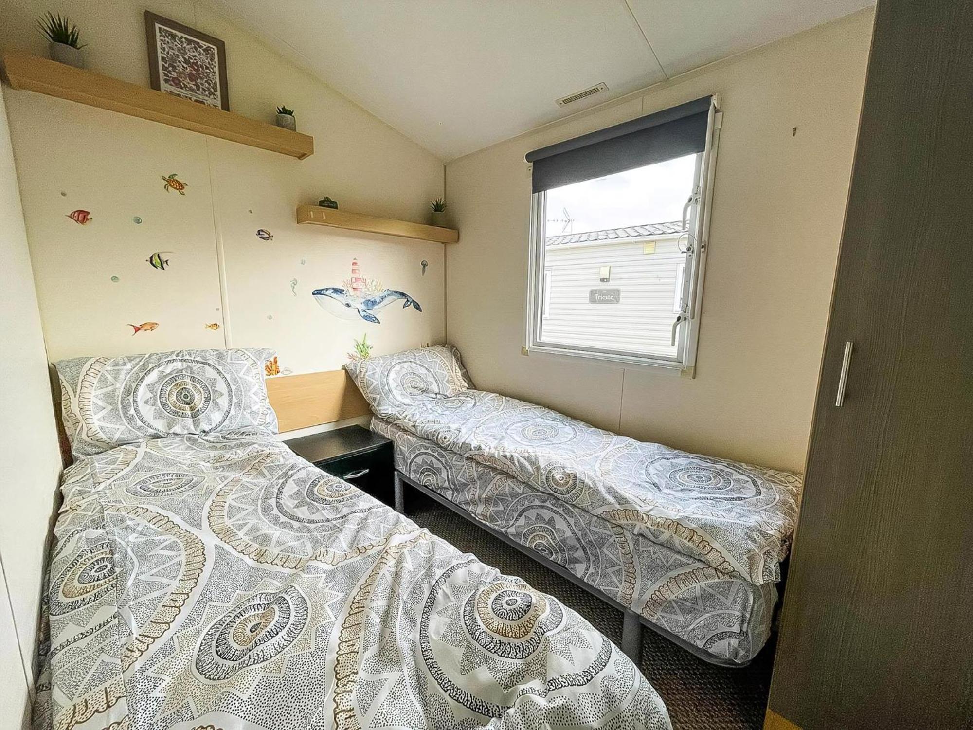 Hotel Cosy 8 Berth Caravan In Essex, Located On Seawick Holiday Park Ref 27830Sw Clacton-on-Sea Exterior foto